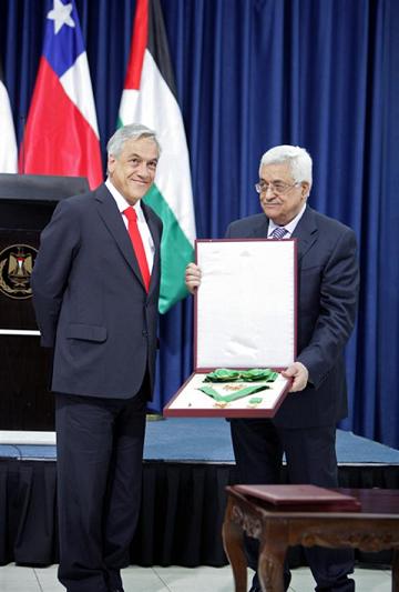 الرئيس يقلد نظيره التشيلي وسام نجمة فلسطين