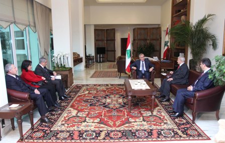 الرئيس اللبناني يستقبل عباس زكي