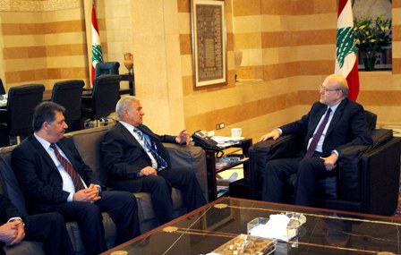 زكي يطلع رئيس الوزراء اللبناني على آخر التطورات