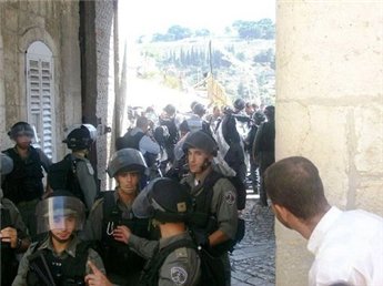 مواجهات بين الشبان وجنود الاحتلال في المسجد الاقصى
