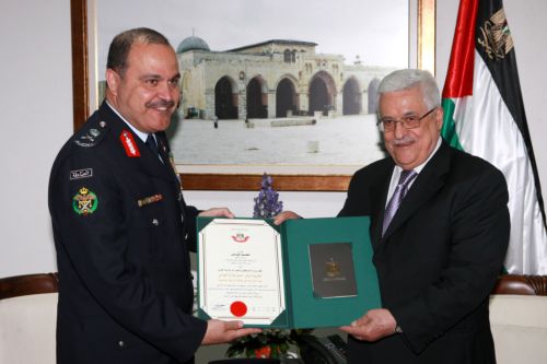 الرئيس يقلد مدير الأمن العام الأردني وسام الاستحقاق والتميز