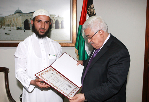 الرئيس يستقبل الفائز بالمركز الأول على العالم الإسلامي بمسابقة حفظ القرآن