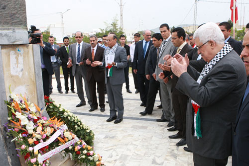 الرئيس ونظيره التونسي يضعان الزهور على النصب التذكاري لشهداء حمام الشط