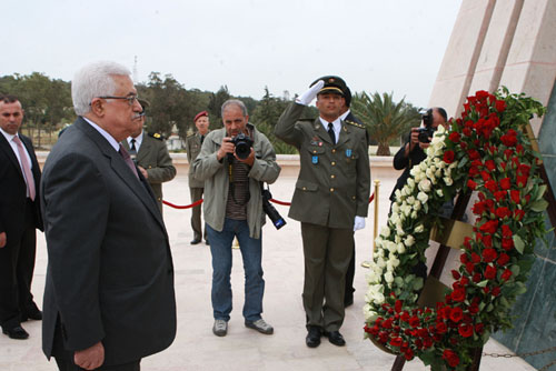 الرئيس يضع إكليلا من الزهور على النصب التذكاري لشهداء تونس