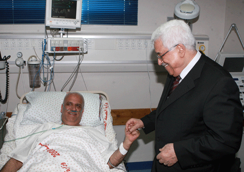 الرئيس يطمئن على صحة عريقات في مجمع فلسطين الطبي