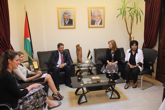 السفير دبور يستقبل وفد العون الطبي للفلسطينيين
