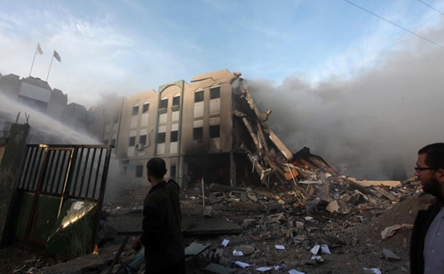 العدوان على غزة يدخل يومه الثالث بعشرات الغارات العنيفة.. إصابات وأضرار جسيمة