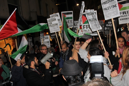 الآلاف يتظاهرون أمام السفارة الإسرائيلية في لندن تنديدا بالعدوان على غزة