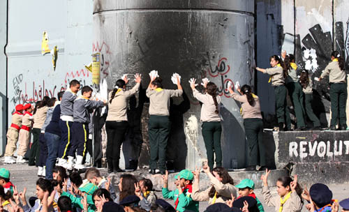 الرئيس لأطفال تظاهروا قرب الجدار ببيت لحم: آن الأوان لإنهاء الاحتلال