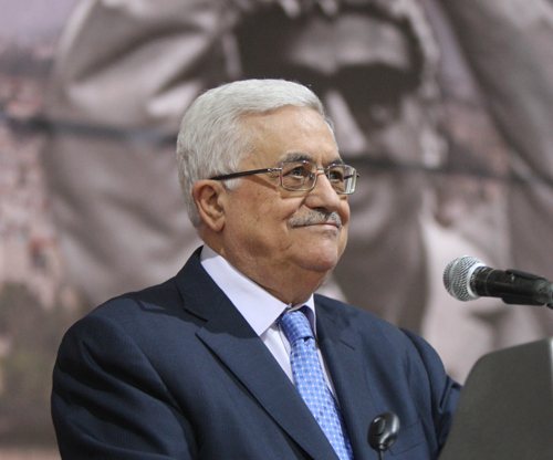الرئيس يتسلم أول طابع إيرادات يحمل اسم دولة فلسطين