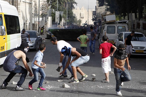 عشرات الإصابات في مواجهات مستمرة مع الاحتلال بين العيزرية وأبو ديس