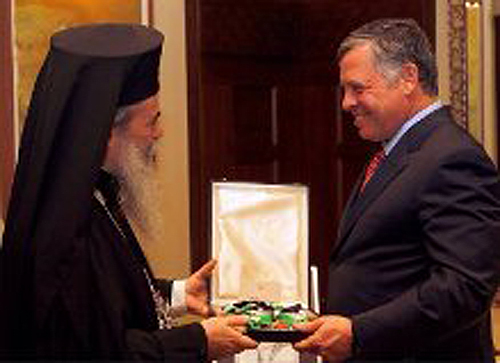 العاهل الأردني يقلّد البطريرك ثيوفيلوس وسام