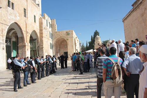 المصلون يطردون عشرات المستوطنين من الأقصى