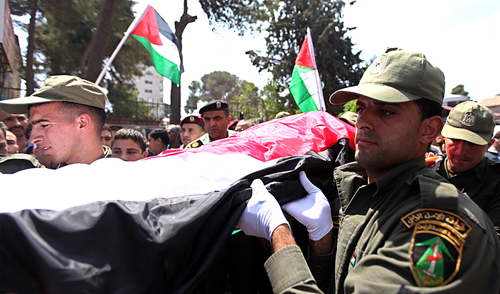 تشييع جثمان عميد الأسرى أبو السكر في موكب عسكري