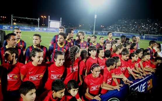 لاعبو برشلونة يشاركون أطفالا فلسطينيين التدريبات على إستاد دورا