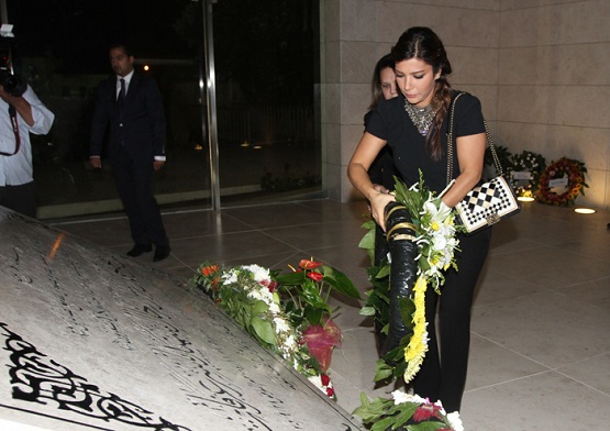 الفنانة أصالة نصري تضع إكليلا من الزهور على ضريح الشهيد ياسر عرفات