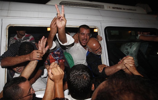 آلاف المواطنين يستقبلون الأسرى المفرج عنهم على معبر بيت حانون في غزة