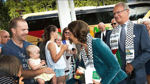 ملك وملكة السويد يتشحان الكوفية الفلسطينية