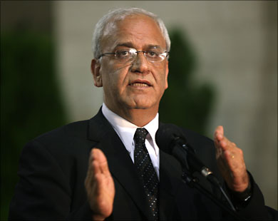 عريقات يحذر من مخطط إسرائيلي للتخلص من الرئيس عباس