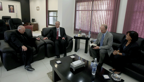 الحمد الله يشدد على أهمية دور المؤسسات الاغاثية في دعم صمود المواطنين