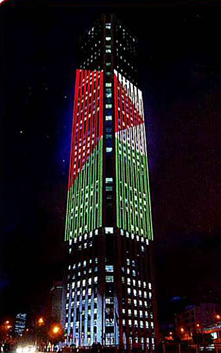 العلم الفلسطيني يتألق على أعلى برج في العاصمة الكولومبية