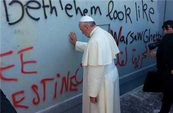 بابا الفاتيكان يتوقف أمام الجدار العنصري في بيت لحم