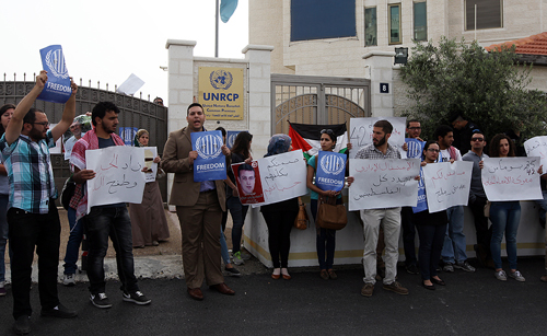 ناشطون يغلقون مقر الأمم المتحدة احتجاجا على صمتها تجاه قضية الأسرى