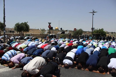 بسبب المنع الإسرائيلي: آلاف المقدسيين يؤدون صلاة الجمعة على الإسفلت قرب الأقصى