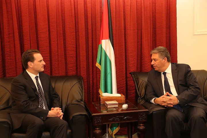 دبور يستقبل المفوض العام للانروا كراهينبول ومدير الانروا اوزيكولا