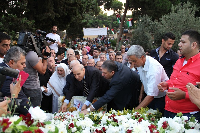 صبيحة عيد الفطر السعيد اكاليل فلسطينية ولبنانية على اضرحة الشهداء