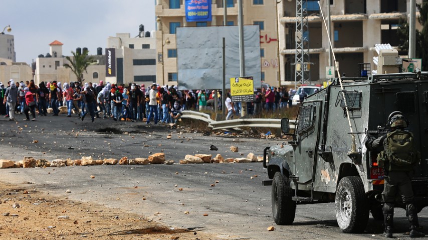 حملة اعتقالات تطال أكثر من 31 مواطنا بينهم فتية في الخليل