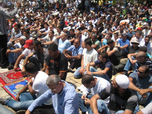 الآلاف يؤدون الصلاة في شوارع القدس القديمة