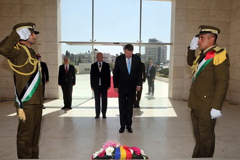 الرئيس الروماني كلاوس يوهانيس، يضع اكيلا من الزهور على ضريح الرئيس الراحل ياسر عرفات.