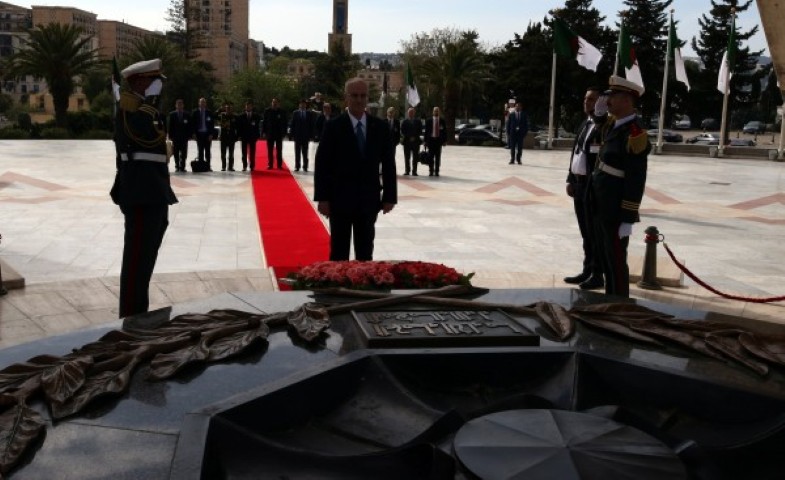 الحمد الله يستهل زيارته للجزائر بوضع إكليل من الزهور على مقام الشهيد