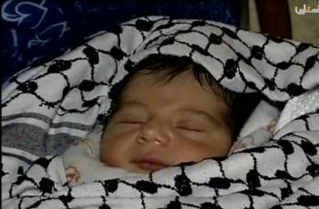 مواطن من جباليا يسمي مولوده محمود عباس تيمناً برئيس دولة فلسطين