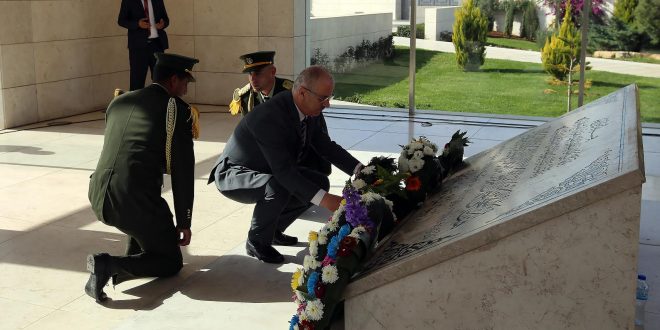 الحمد الله يضع اكليلا من الزهور على ضريح الزعيم عرفات