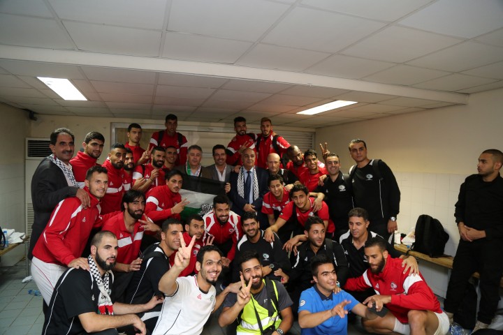 السفير دبور يشيد بتشجيع الجمهور الفلسطيني لمنتخبنا الوطني