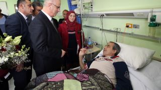 الحمد الله يتفقد مستشفى جمعية بيت جالا العربية ويعود عددا من المرضى