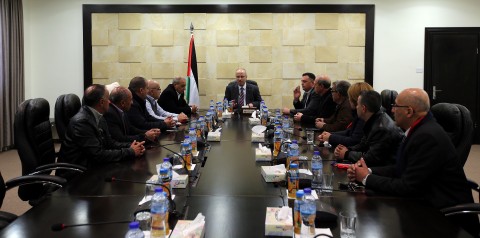 الحمد الله يستقبل نقابة الصحفيين ويؤكد أن الحكومة ستحاسب مرتكبي الاعتداءات بحقهم