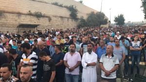 مقدسيون يؤدون صلاة الظهر في الشوارع رفضا لإجراءات الاحتلال