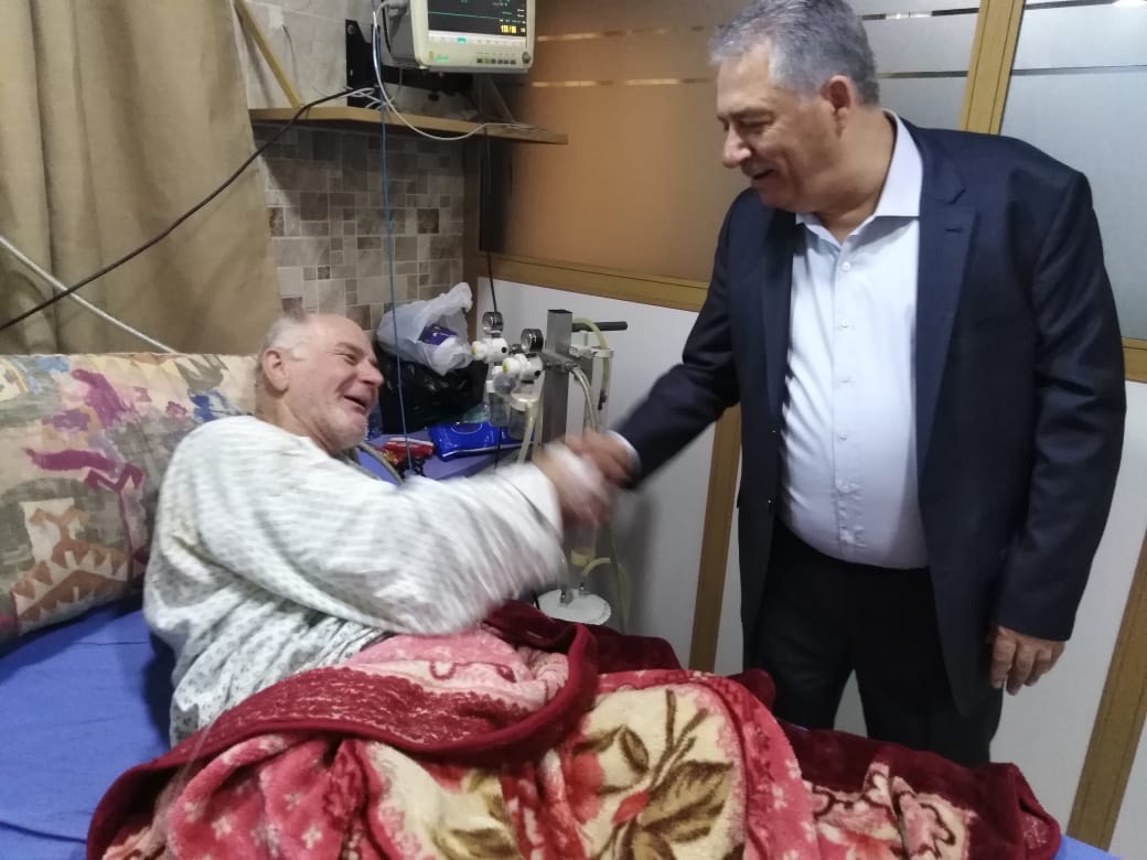 السفير دبور يزور مستشفى الشهيد محمود الهمشري
