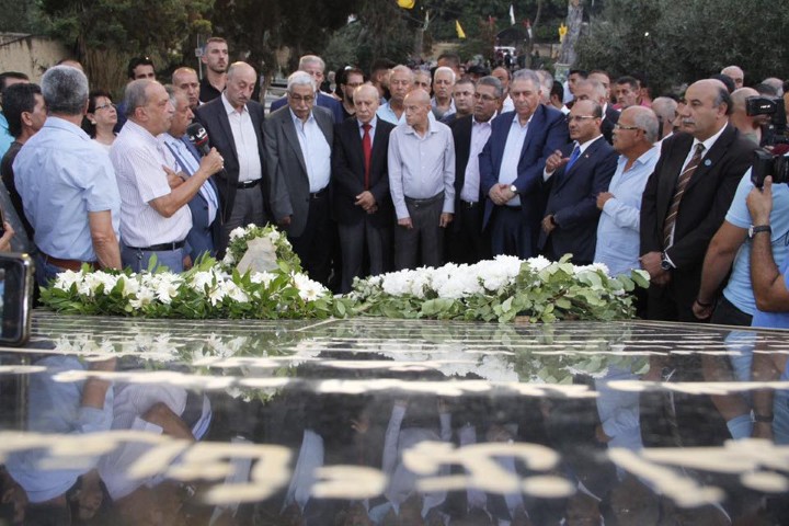 السفير دبور يزور مقابر الشهداء صبيحة الأضحى وأكاليل باسم الرئيس ابومازن