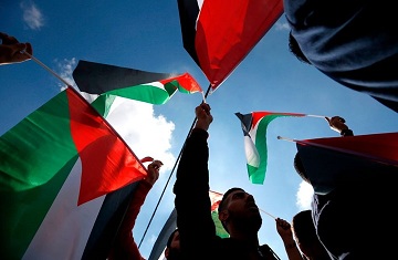 مسيرات وتظاهرات غاضبة في المخيمات الفلسطينية تنديداً باتفاقيات التطبيع في واشنطن
