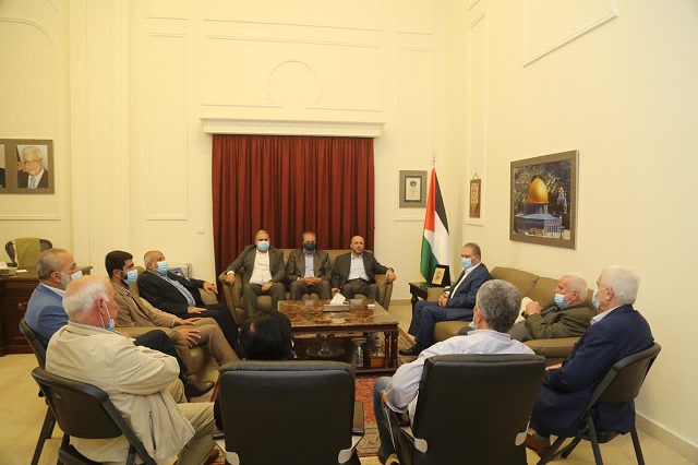 السفير دبور وقيادة "فتح" في لبنان يستقبلان وفد "حماس"