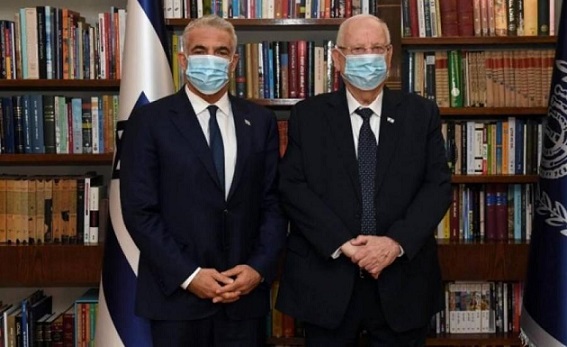 الرئيس الإسرائيلي ينقل التفويض بتشكيل الحكومة إلى لبيد