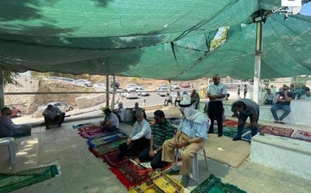 عشرات المقدسيين يؤدون الجمعة في خيمة الاعتصام بسلوان رفضا لسياسة الهدم والتهجير