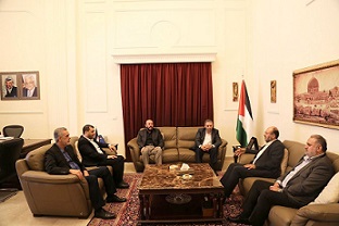 السفير دبور يستقبل وفداً من حركة حماس