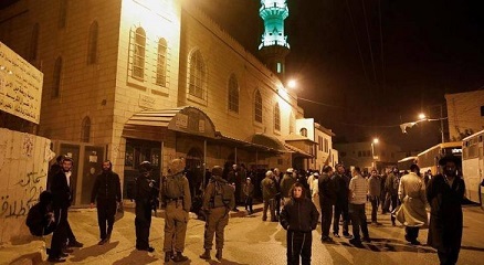 الخليل: إصابات خلال التصدي لاقتحام مئات المستوطنين لمسجد النبي يونس في حلحول