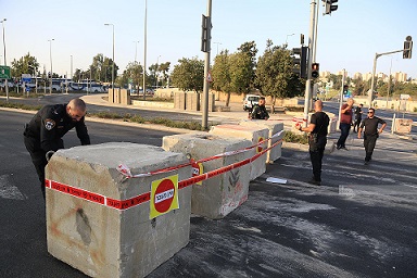 الاحتلال يحاصر القدس ويغلق شوارعها ومستوطنون يقتحمون "الأقصى"