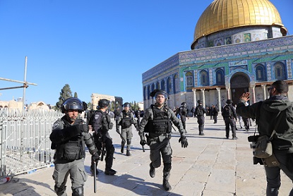 الاحتلال يقتحم المسجد الأقصى ومستوطنون ينفذون جولات استفزازية بين أبوابه